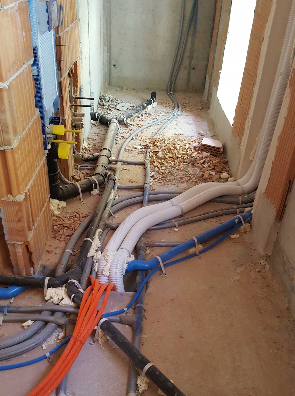 Baustelle eines Duschbades mit herkömmlicher Installationsmethode